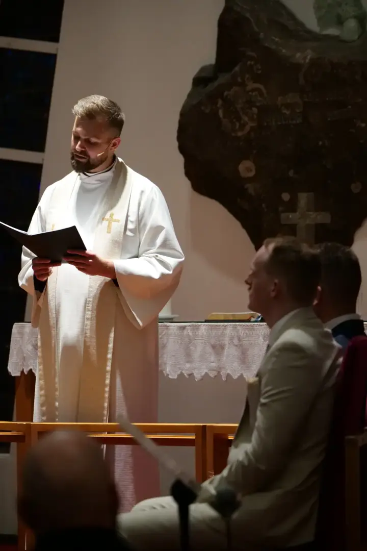 Mariage en Islande : le prêtre pendant la cérémonie