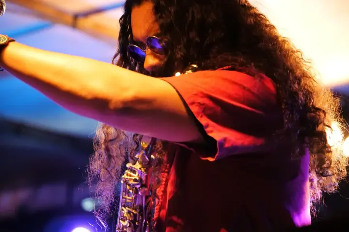 Saxophoniste sur scène pendant un concert