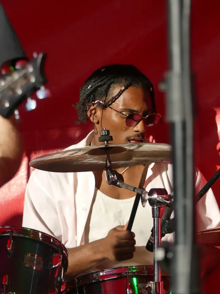 Batteur sur scène pendant un concert