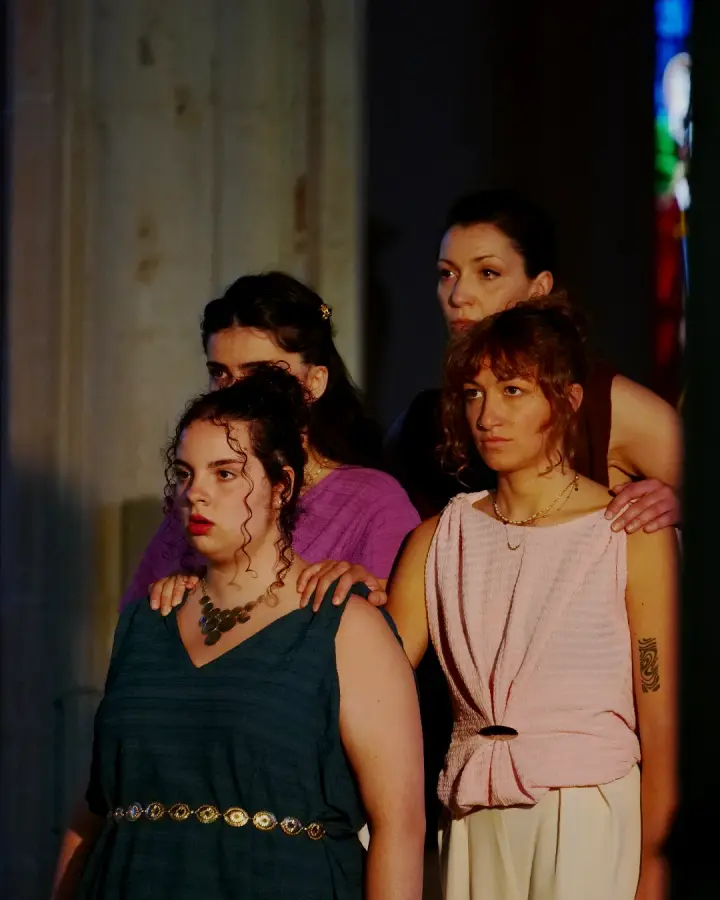 Comédiennes en costume, spectacle « Hippolyte et Antiope », église de Ouanne (Yonne)