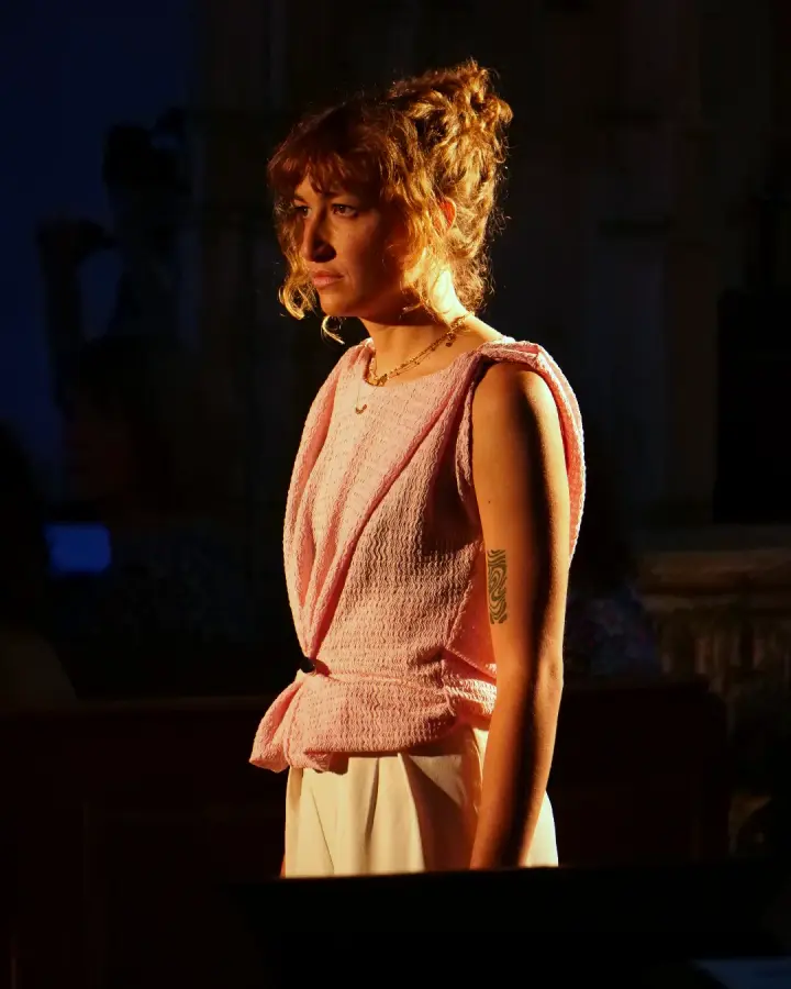 Comédienne en costume dans la lumière de scène, théâtre à l'église de Ouanne (Yonne)