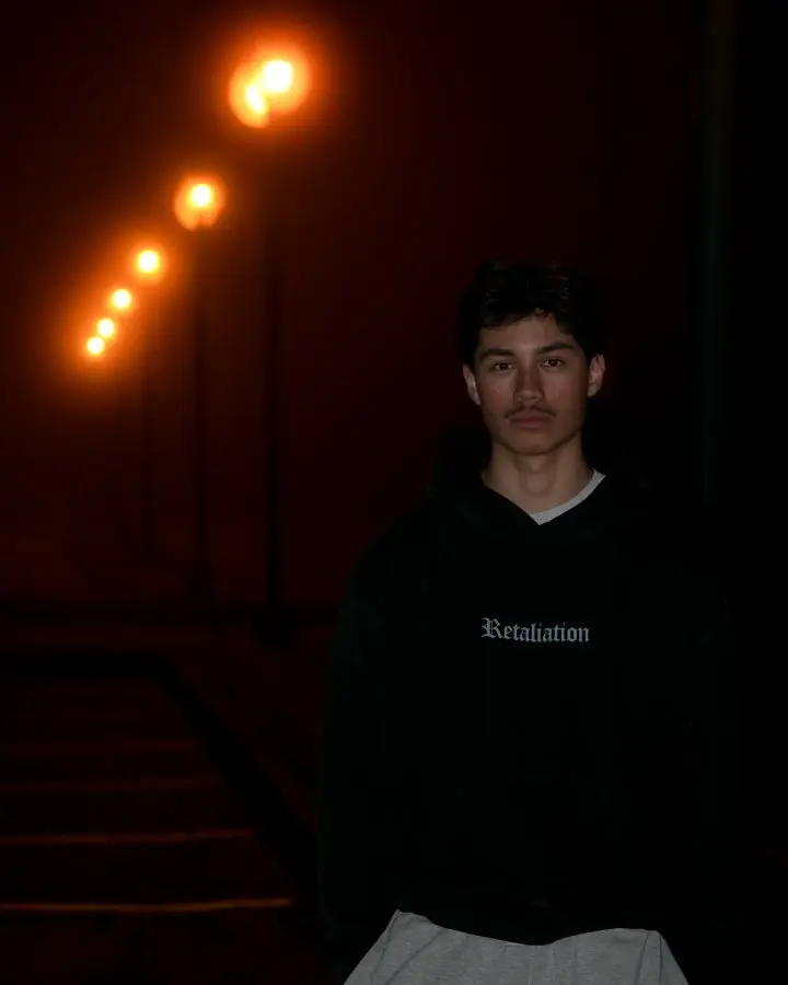 Portrait de nuit sous les lampadaires