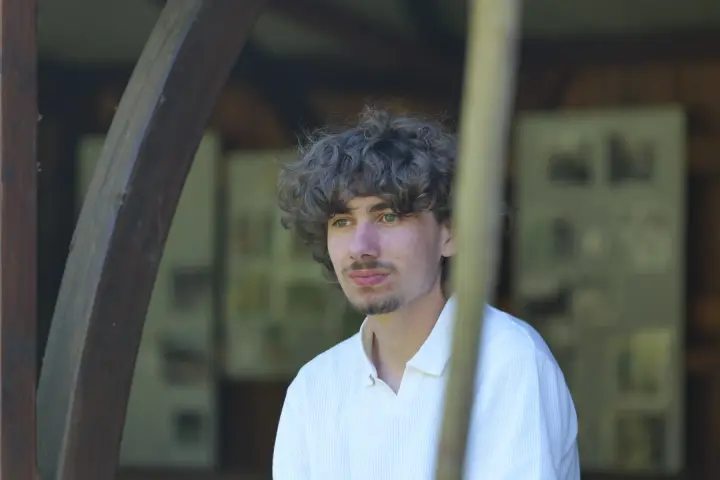 Portrait d'un jeune homme en chemise blanche