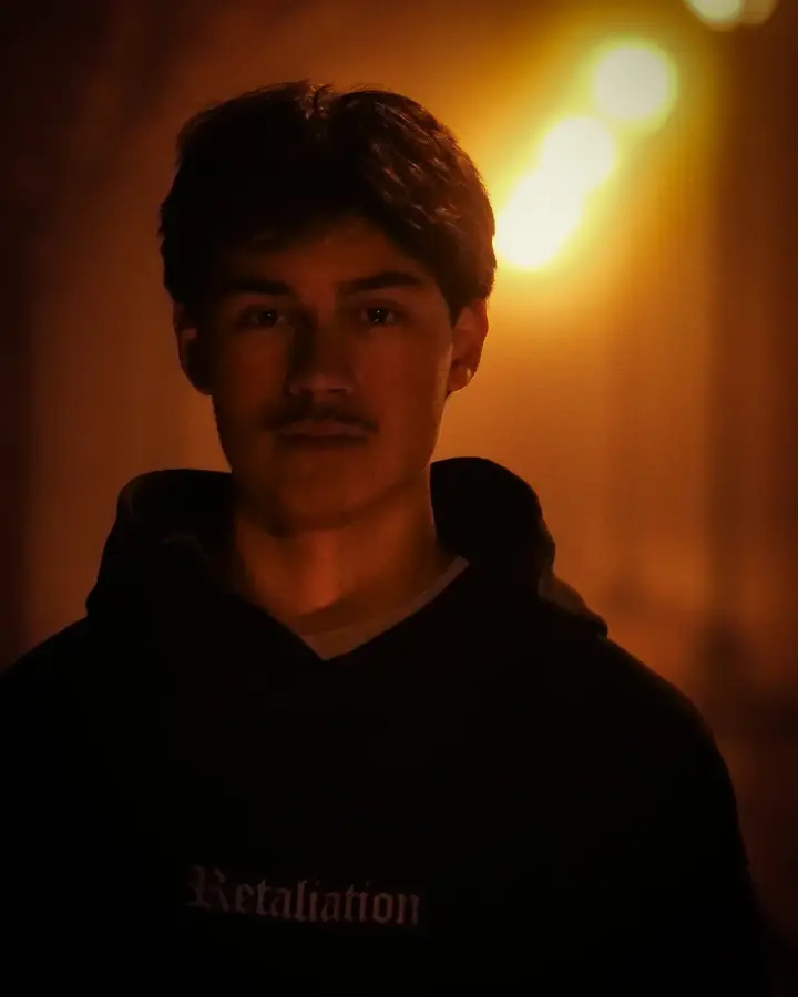 Portrait à la lumière chaude d'un lampadaire