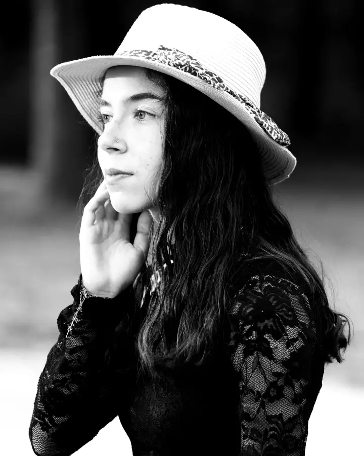 Portrait d'Alyson, à Dijon : de profil, en noir et blanc