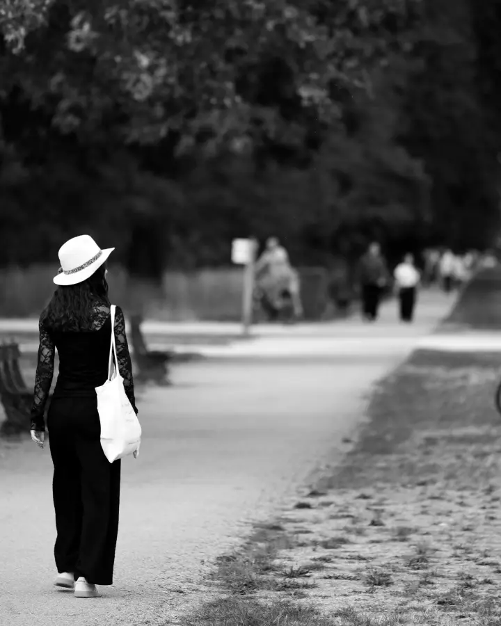 Portrait d'Alyson, à Dijon : de dos dans une allée, en noir et blanc