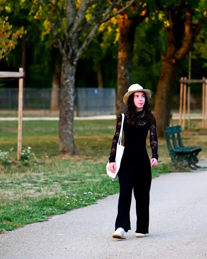 Portrait d'Alyson, à Dijon : en pied, dans une allée du parc