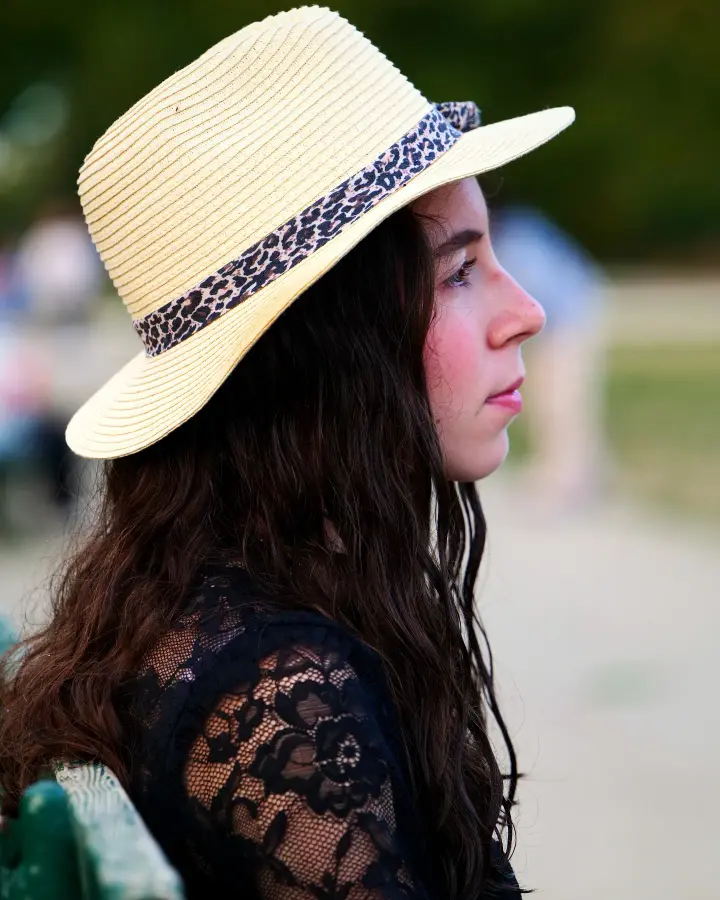 Portrait d'Alyson, à Dijon : de profil, en gros plan