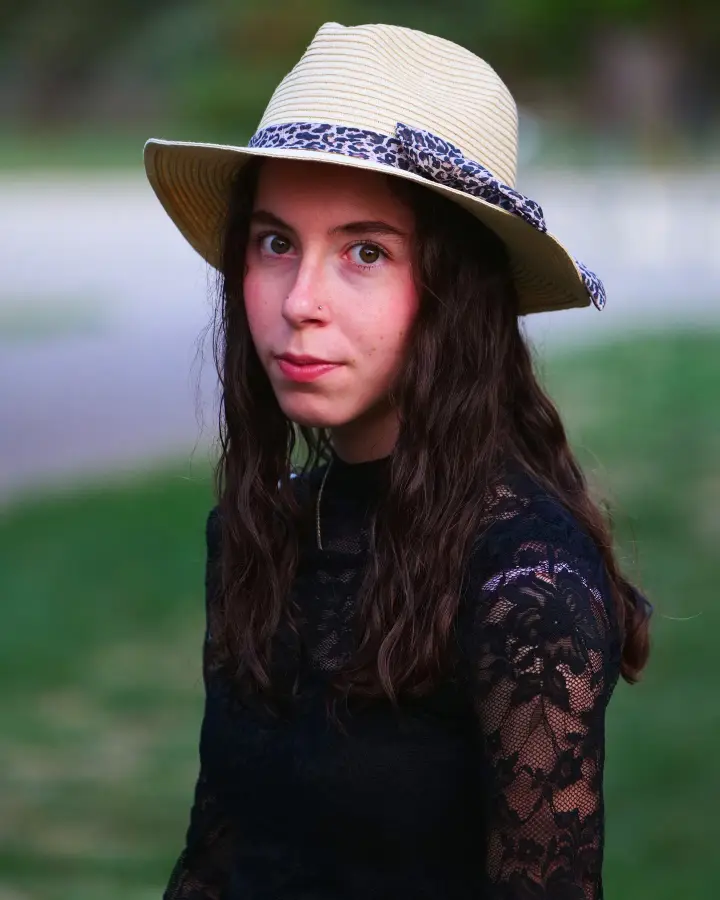 Portrait d'Alyson, à Dijon : en chapeau, regard vers l'objectif