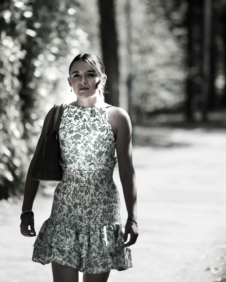 Portrait de Célia, à Dijon : en marche dans une allée, en noir et blanc