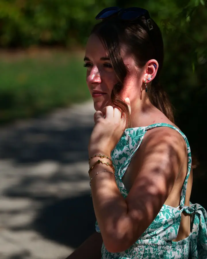 Portrait de Célia, à Dijon : de profil, la main dans les cheveux