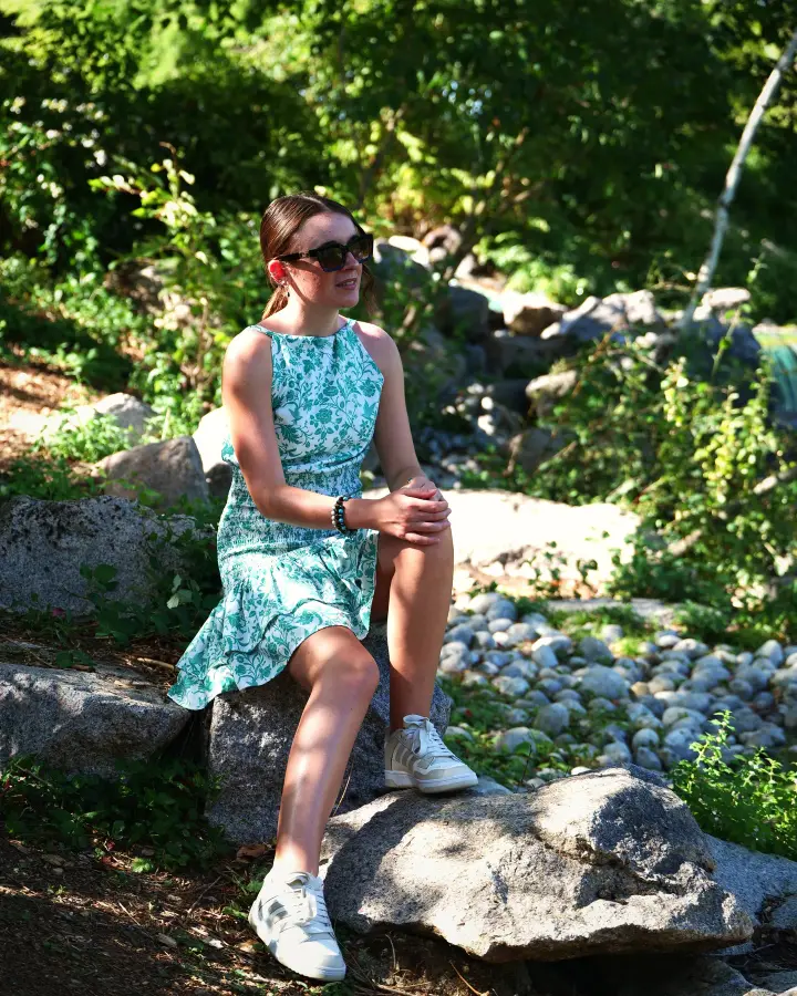 Portrait de Célia, à Dijon : assise sur un rocher