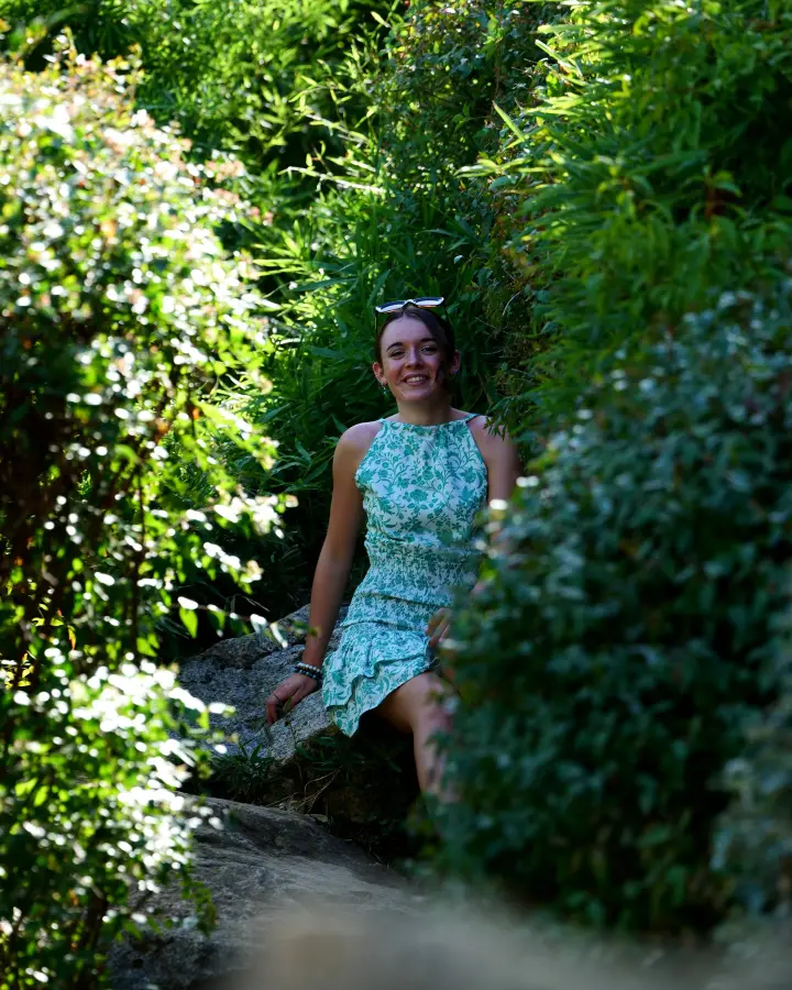 Portrait de Célia, à Dijon : assise au milieu de la verdure