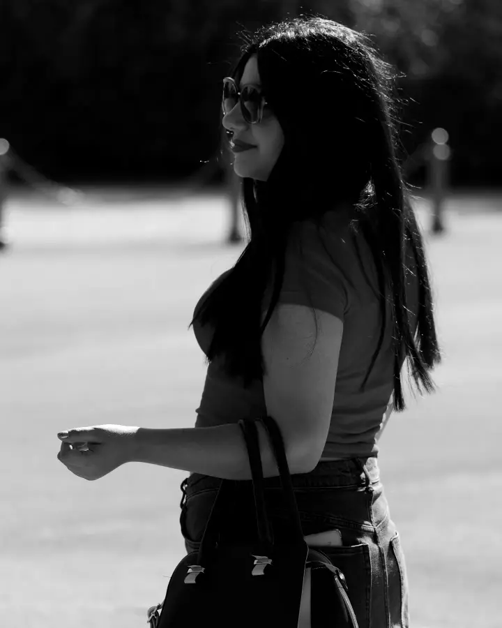 Portrait d'Elsa, parc de la Colombière à Dijon : de profil, en noir et blanc