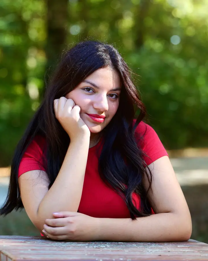 Portrait d'Elsa, parc de la Colombière à Dijon : accoudée à une table, la tête dans la main
