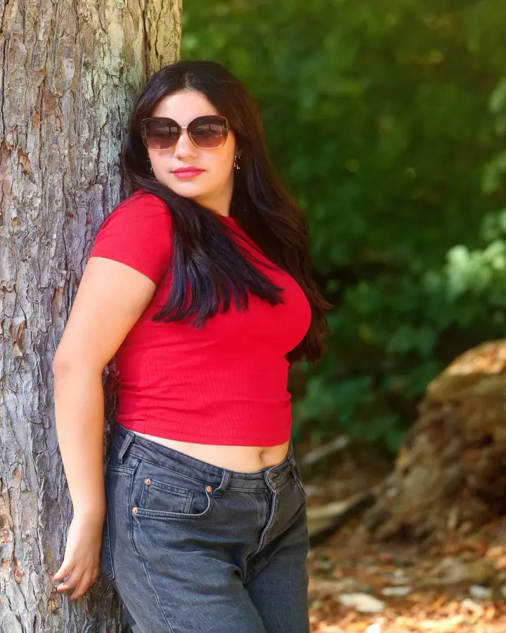 Portrait d'Elsa, parc de la Colombière à Dijon : adossée à un arbre