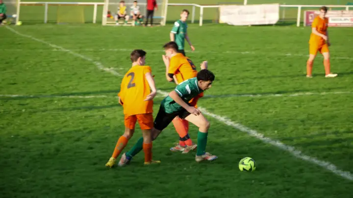 Match de football : duel pour le ballon
