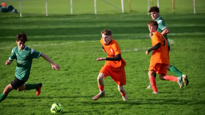 Match de football : course vers le ballon