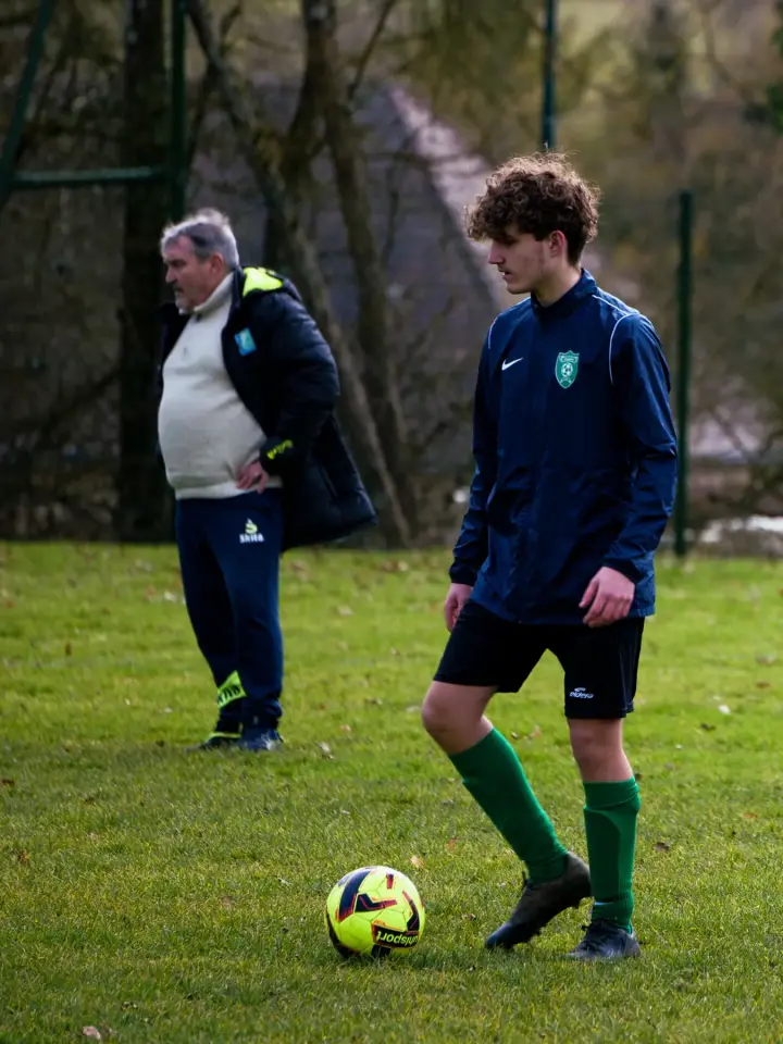 Footballeur balle au pied
