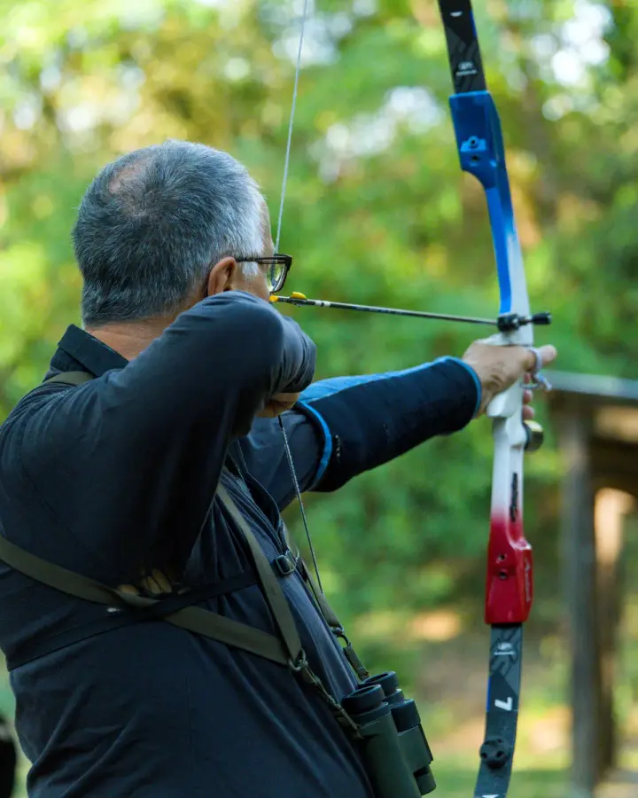 Tir à l'arc en forêt dans l'Yonne : un archer en pleine visée