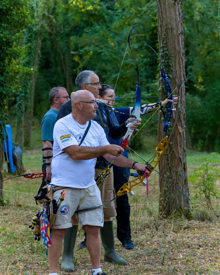 Tir à l'arc en forêt dans l'Yonne : des archers sur le pas de tir