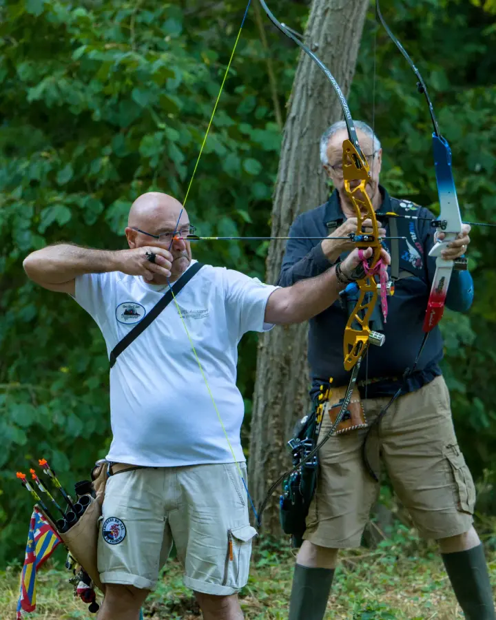 Tir à l'arc en forêt dans l'Yonne : deux archers à l'entraînement